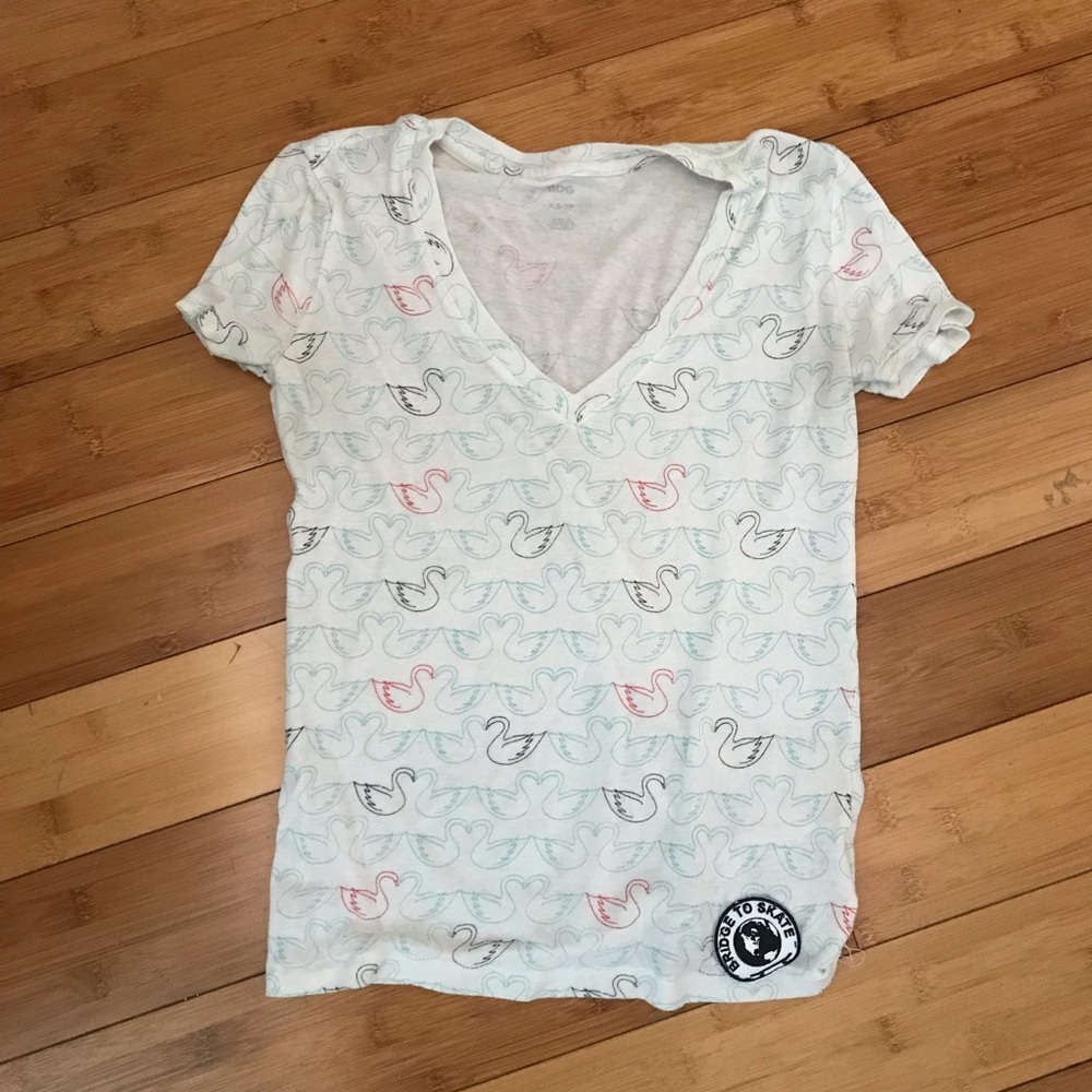 ❤️‍🔥 $5 ❤️‍🔥 or 3 /$12 ❤️‍🔥 Adorable Swan V-Neck T-Shirt - XS